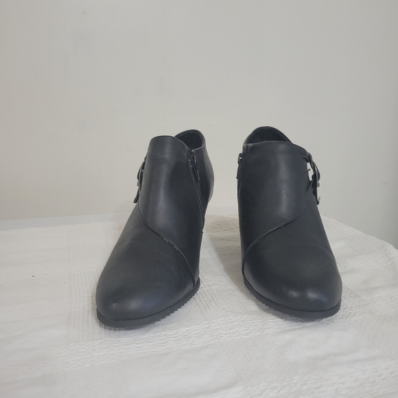 Covington buckled heels - Picture 2 of 5